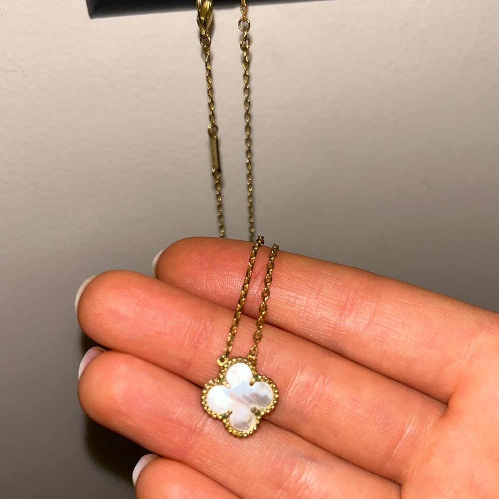 Clover Pendant Mother of Pearl Necklace 18k Gold